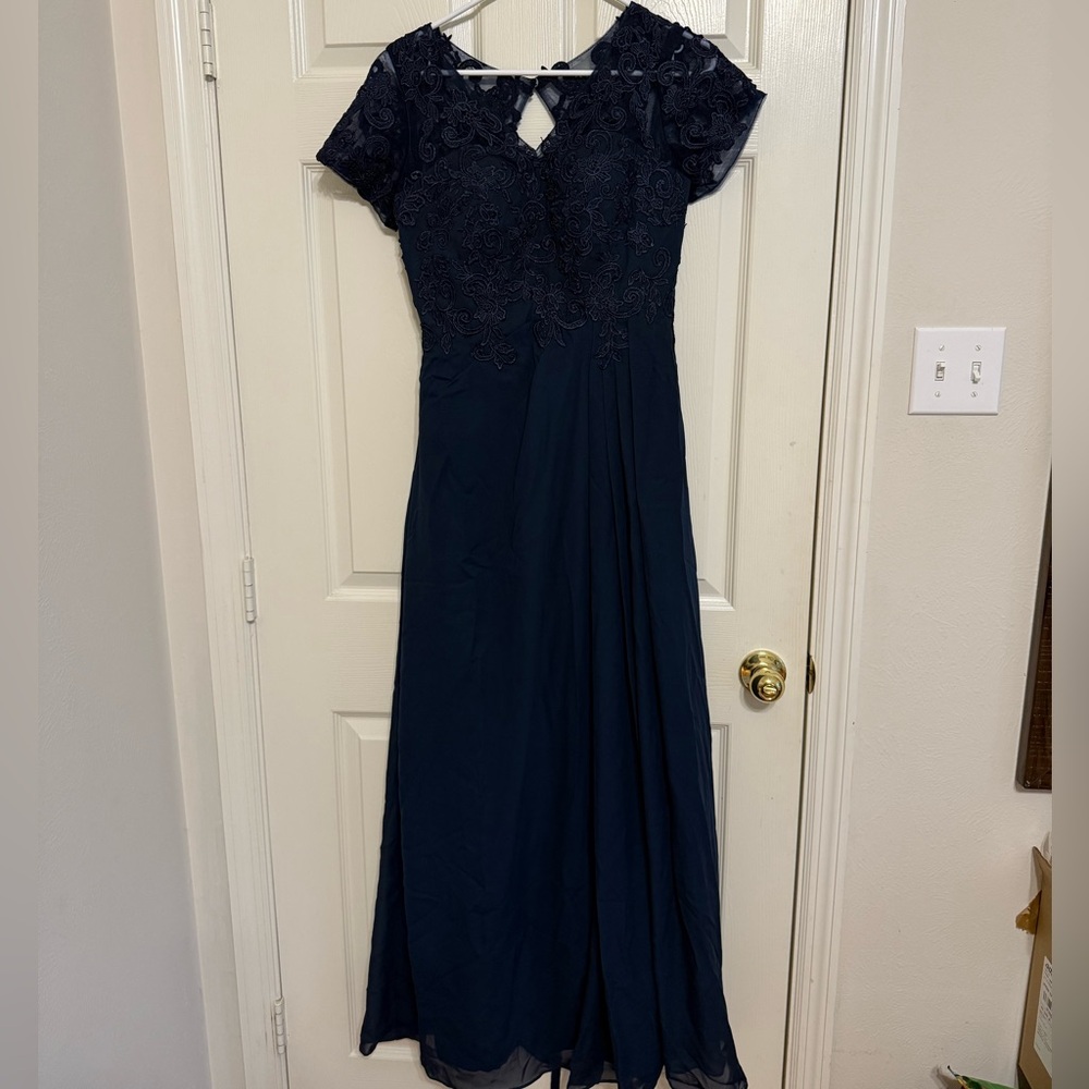 Elegant Navy Blue Lace Evening Dress